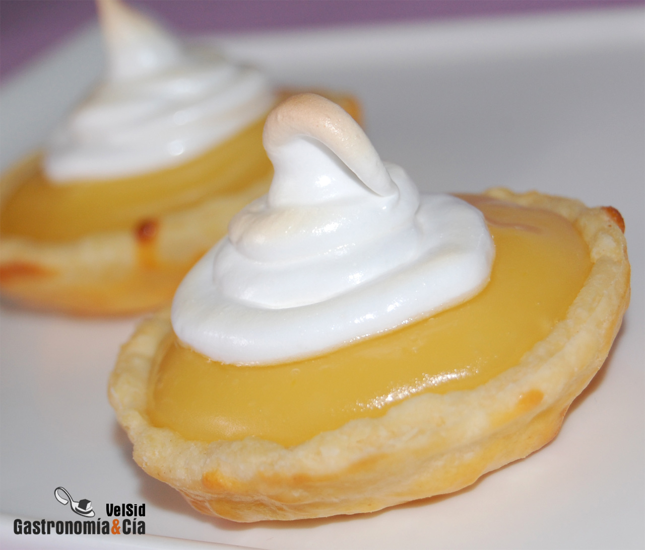 Tartaletas de crema de limón y merengue