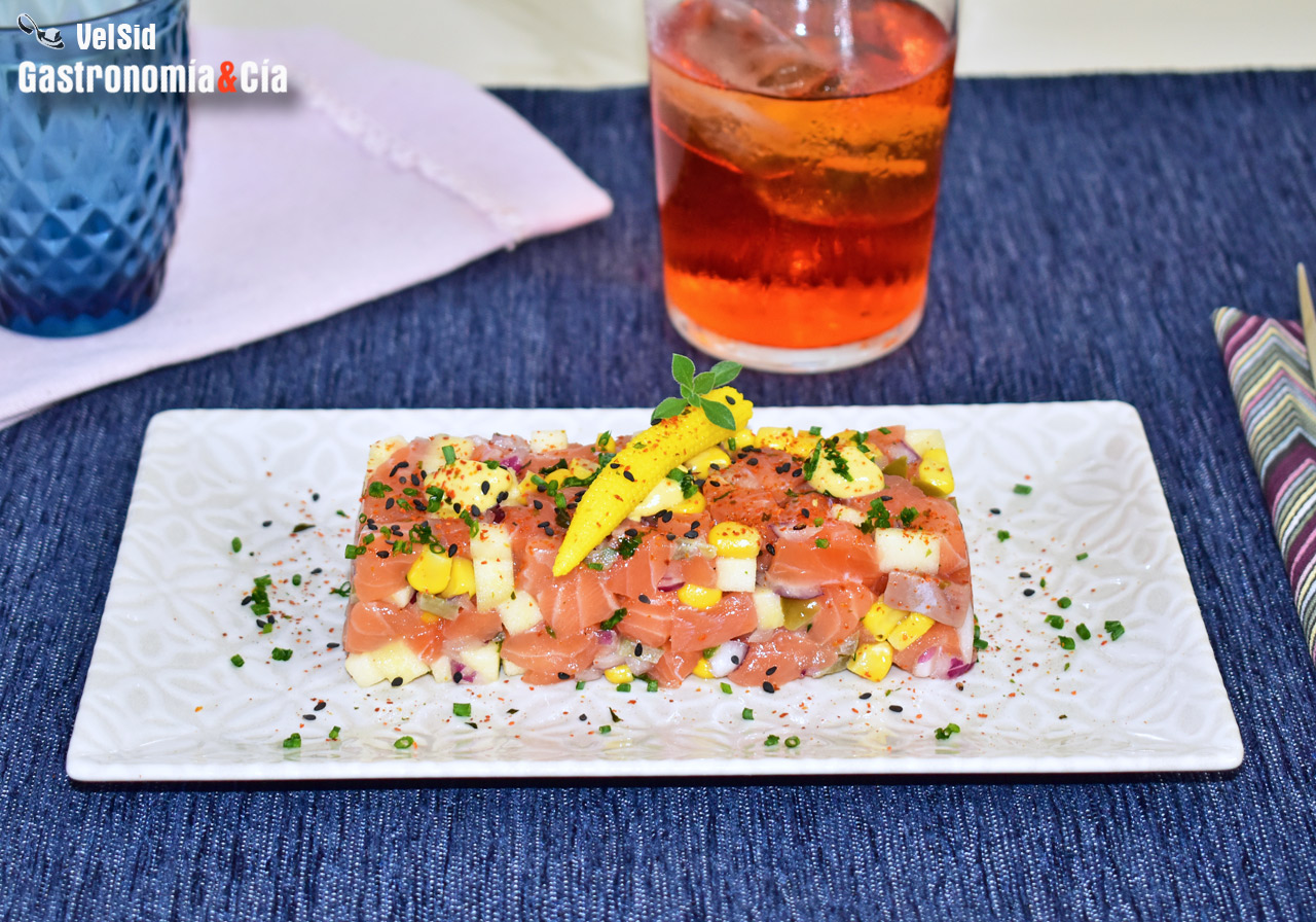  Tartar de salmón con jalapeño, manzana y maíz