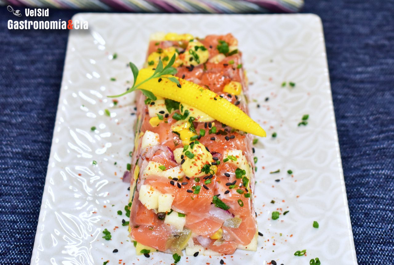  Tartar de salmón con jalapeño, manzana y maíz