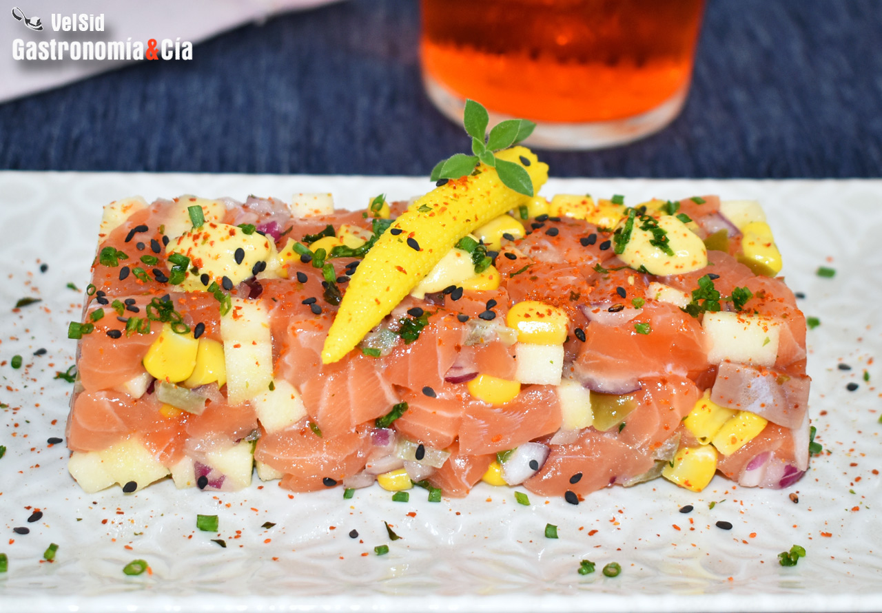  Tartar de salmón con jalapeño, manzana y maíz