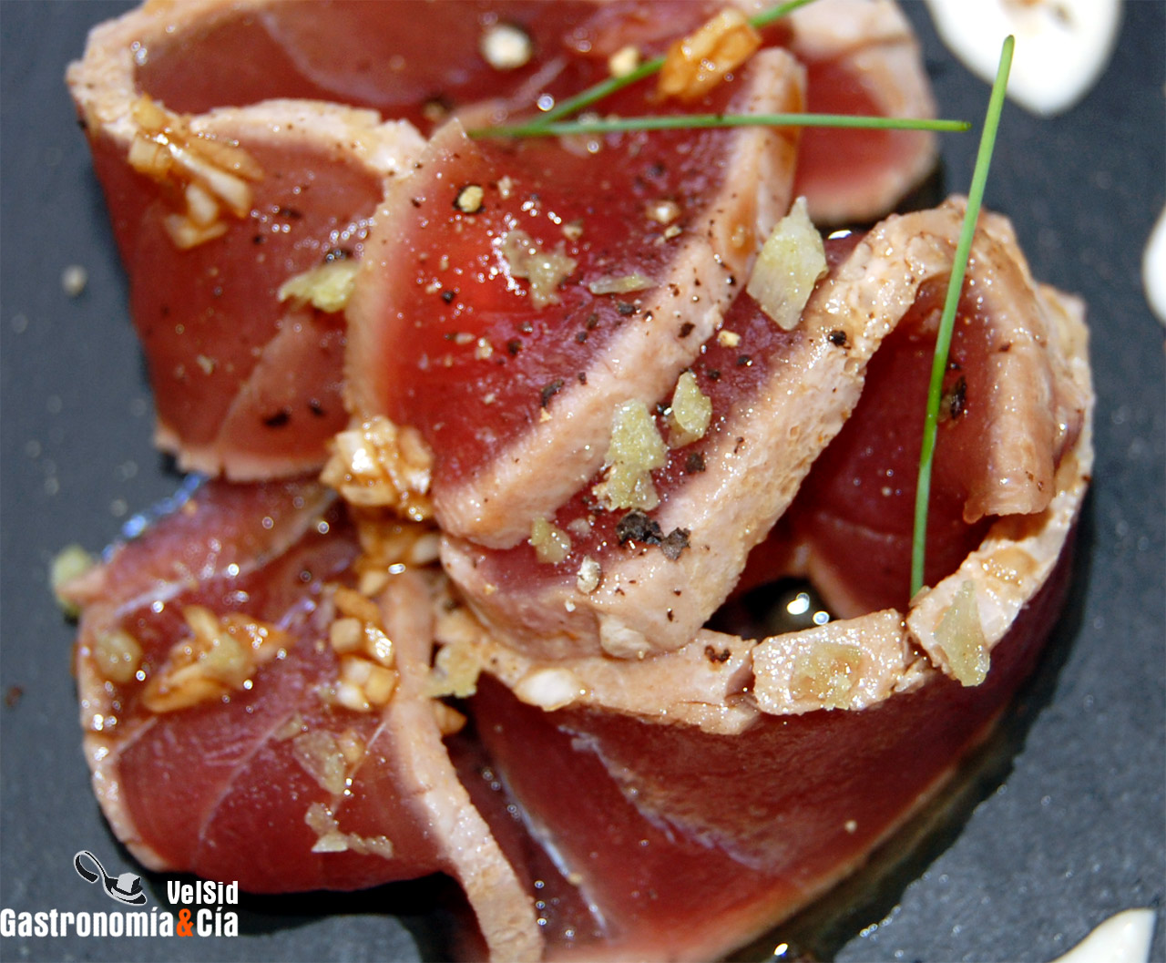 Tataki de atún con ajoblanco