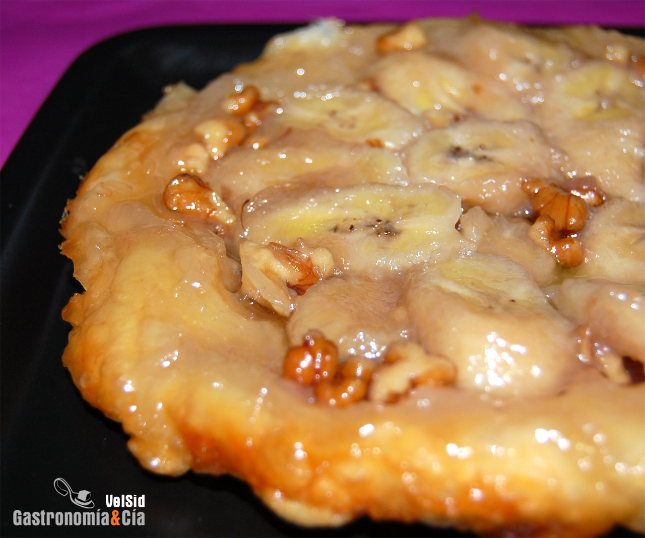 Tarta tatin de plátano y nueces