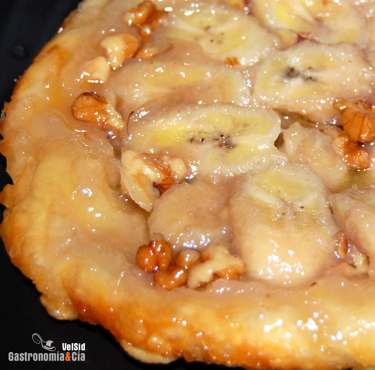 Tarta tatin de plátano y nueces