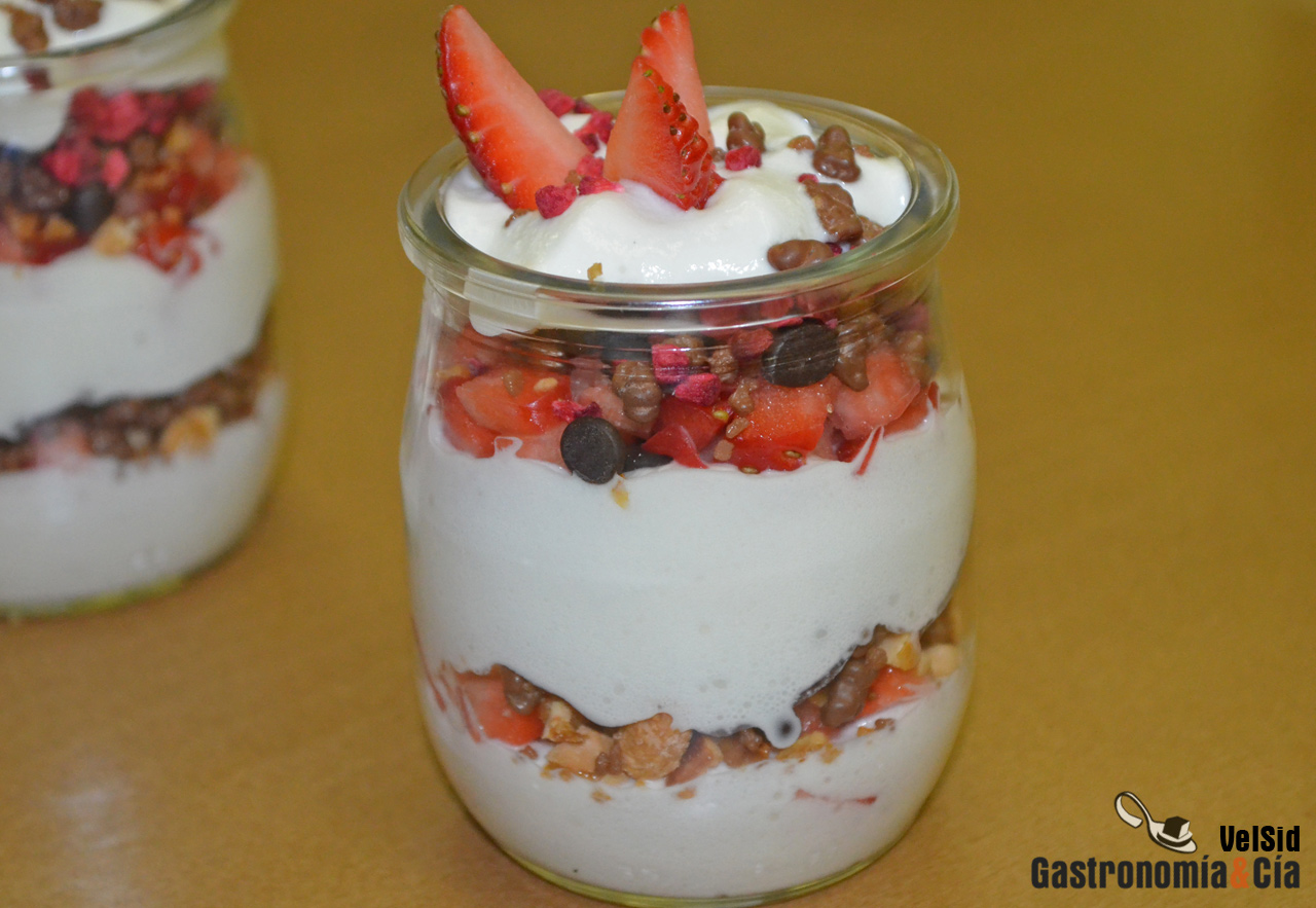 Espuma de yogur con almendra garrapiñada