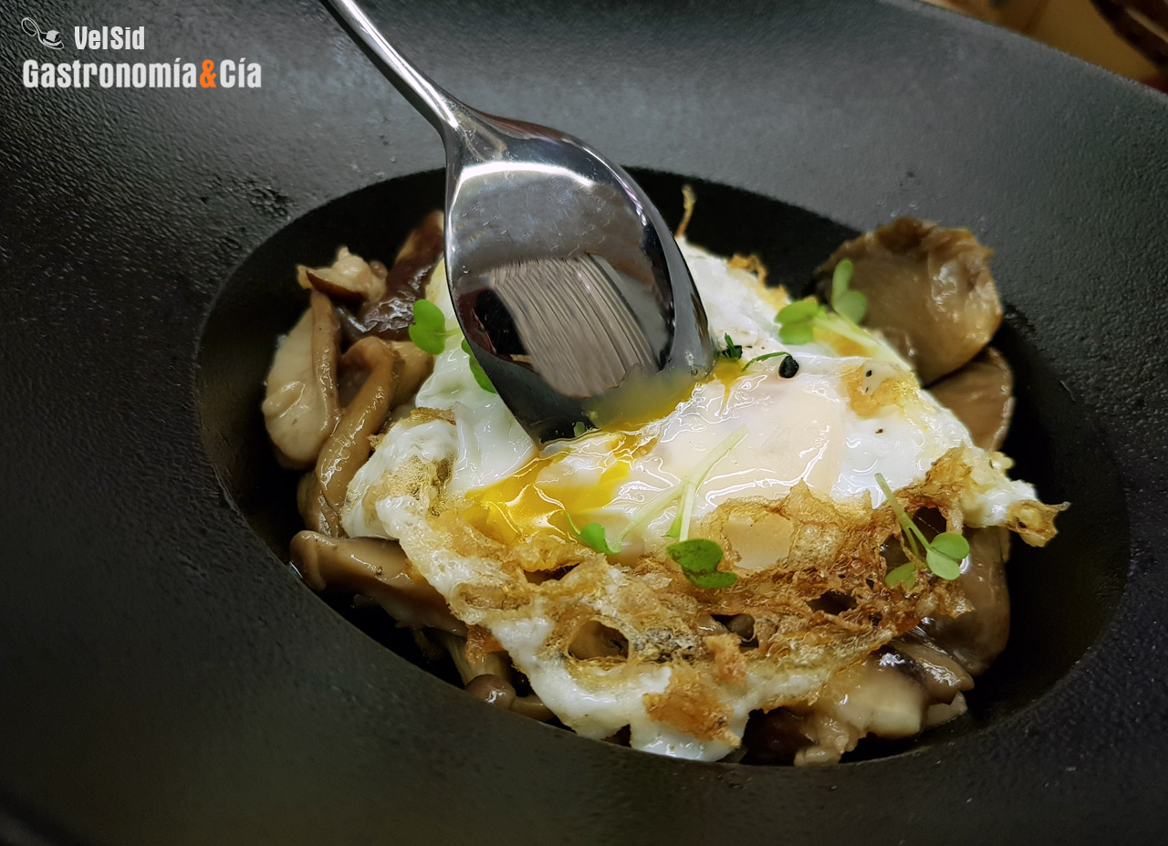 Huevos rotos con setas de invierno y aceite de trufa
