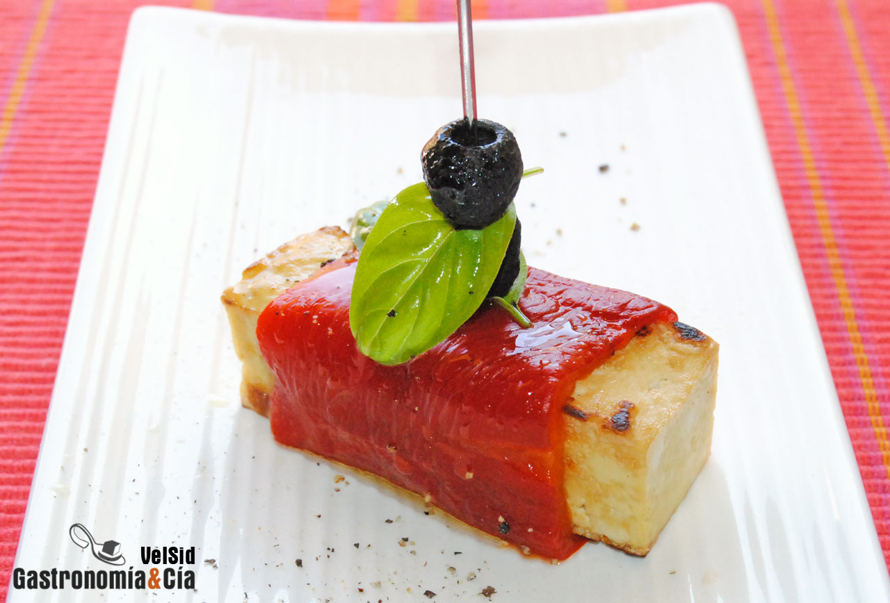 Tofu ahumado con pimiento asado y albahaca