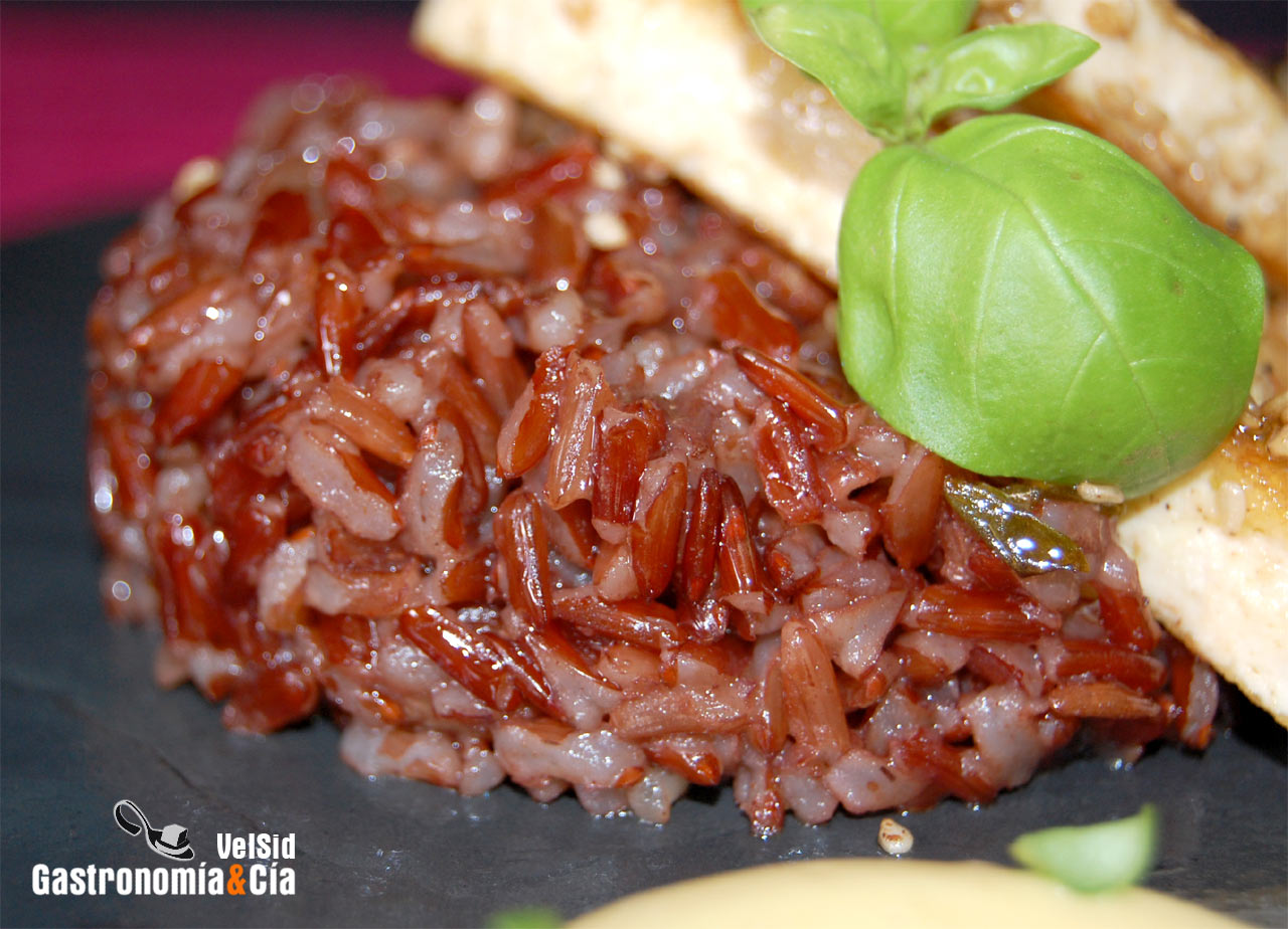 Tofu al limón con arroz rojo