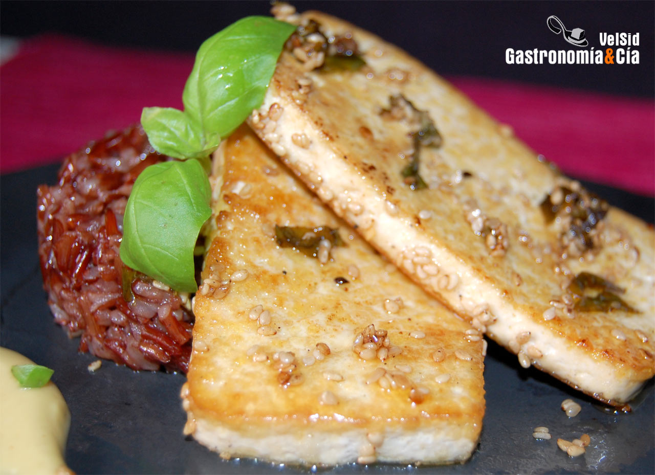 Tofu al limón con arroz rojo