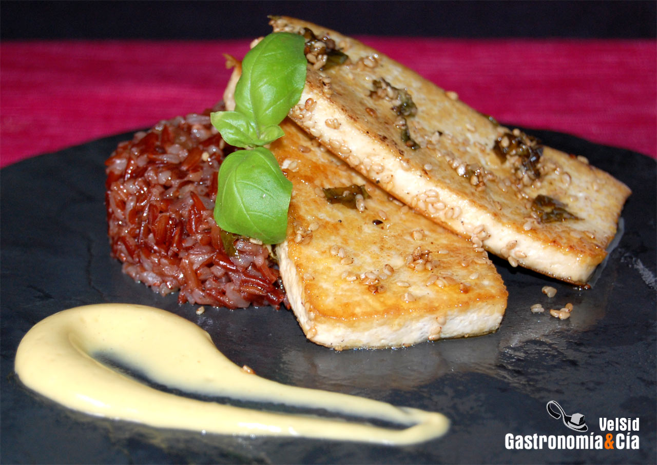 Tofu al limón con arroz rojo