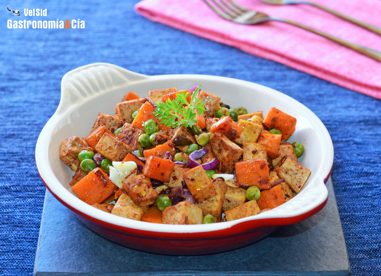 Salteado de tofu, calabaza y guisantes