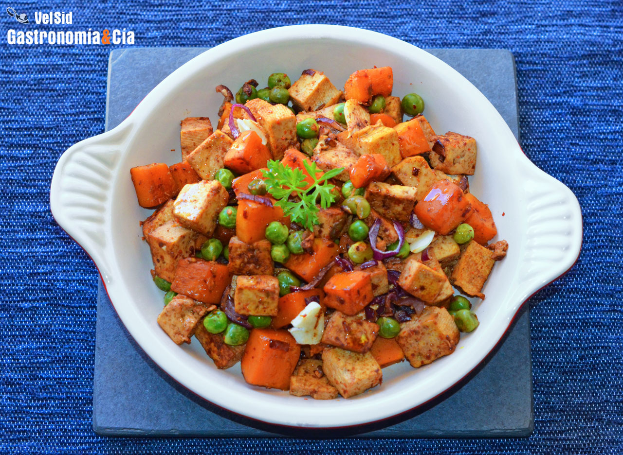 Salteado de tofu, calabaza y guisantes