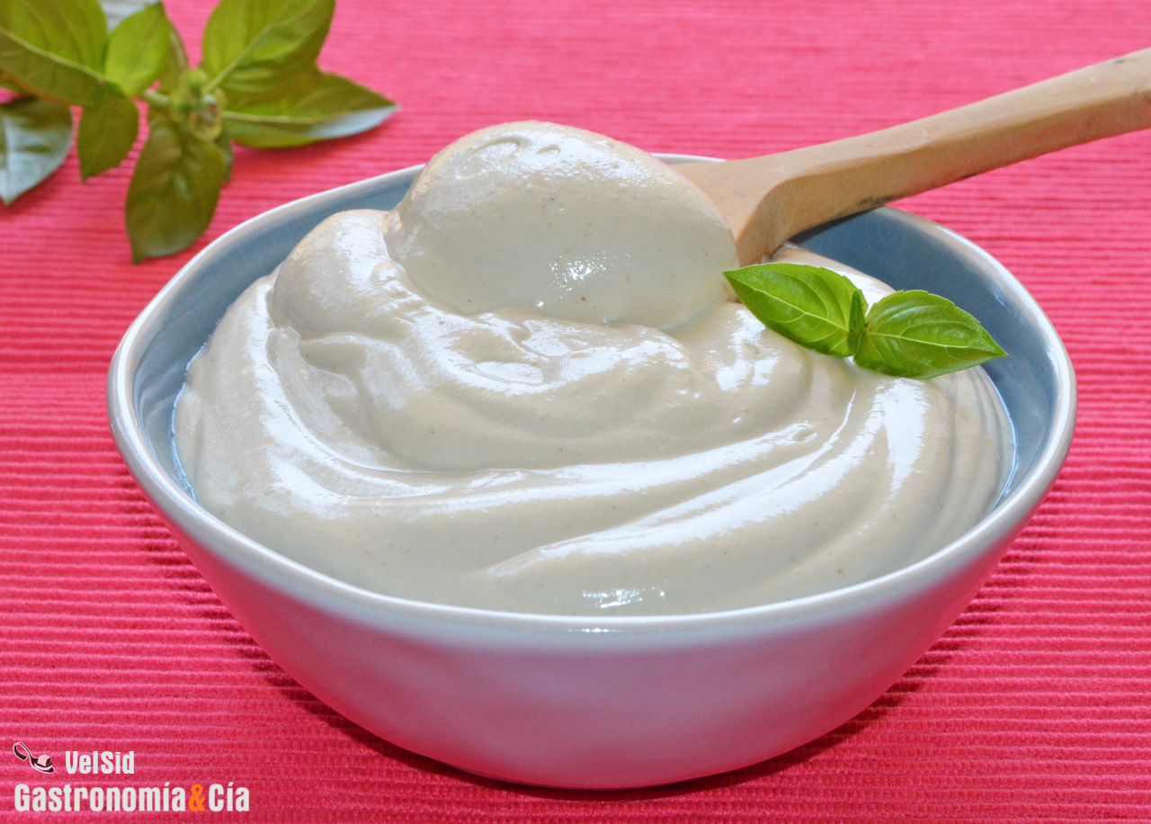 Cómo hacer tofunesa, una salsa de tofu que imita a la m