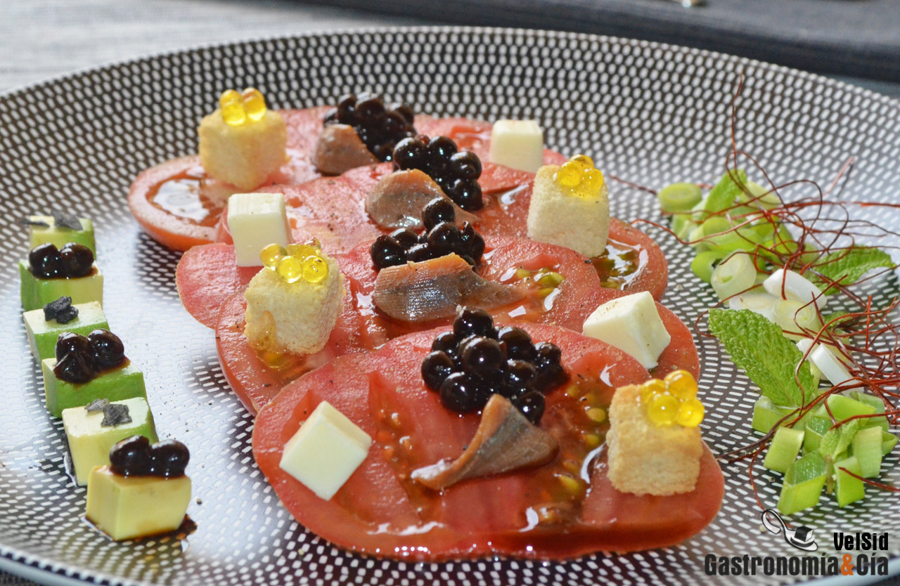 Ensalada de tomate con anchoa, aguacate y vinagreta ter