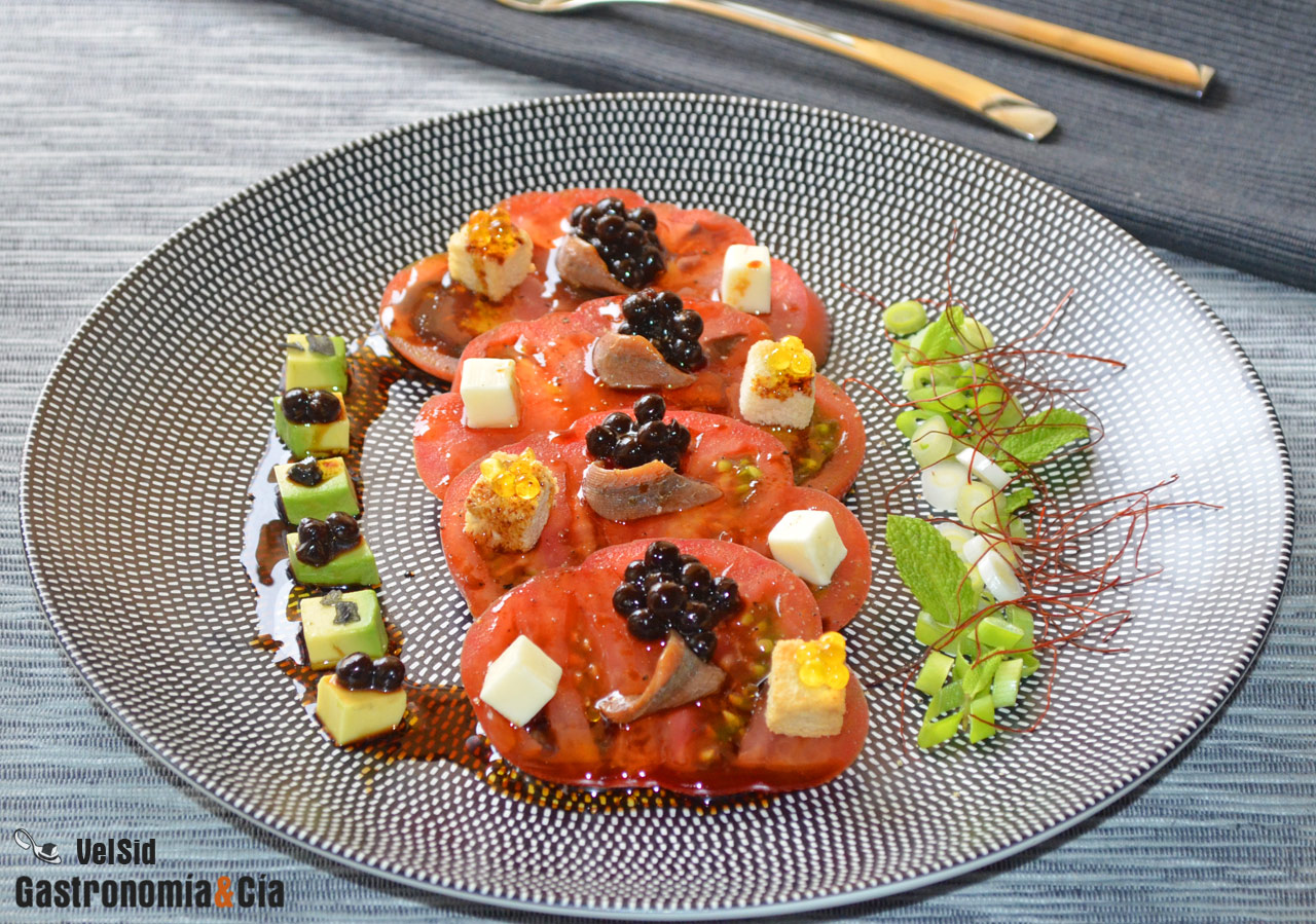 Ensalada de tomate con anchoa, aguacate y vinagreta ter