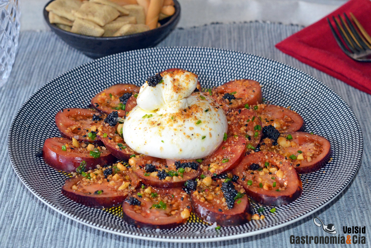 Ensalada de tomate, burrata, huevas de arenque y dukkah