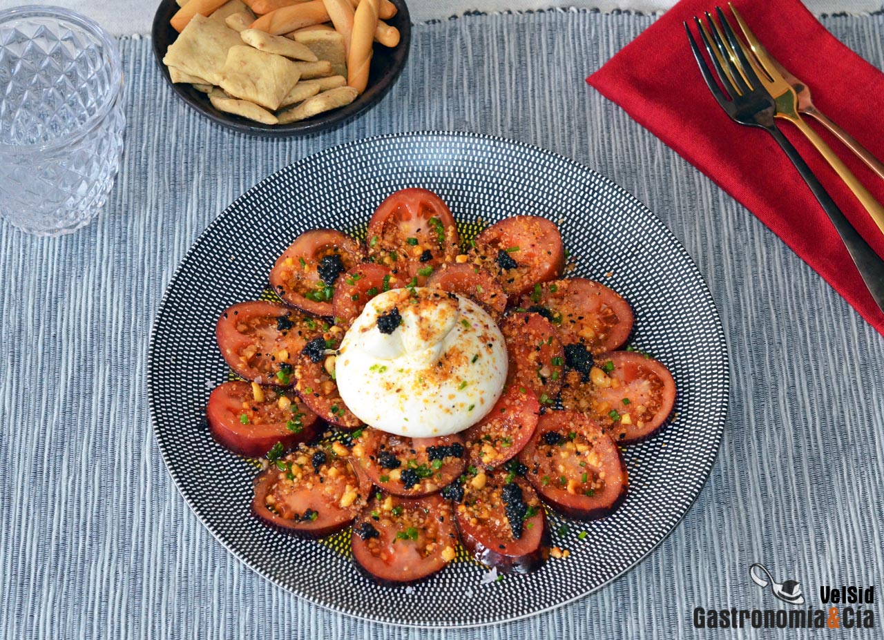 Ensalada de tomate, burrata, huevas de arenque y dukkah