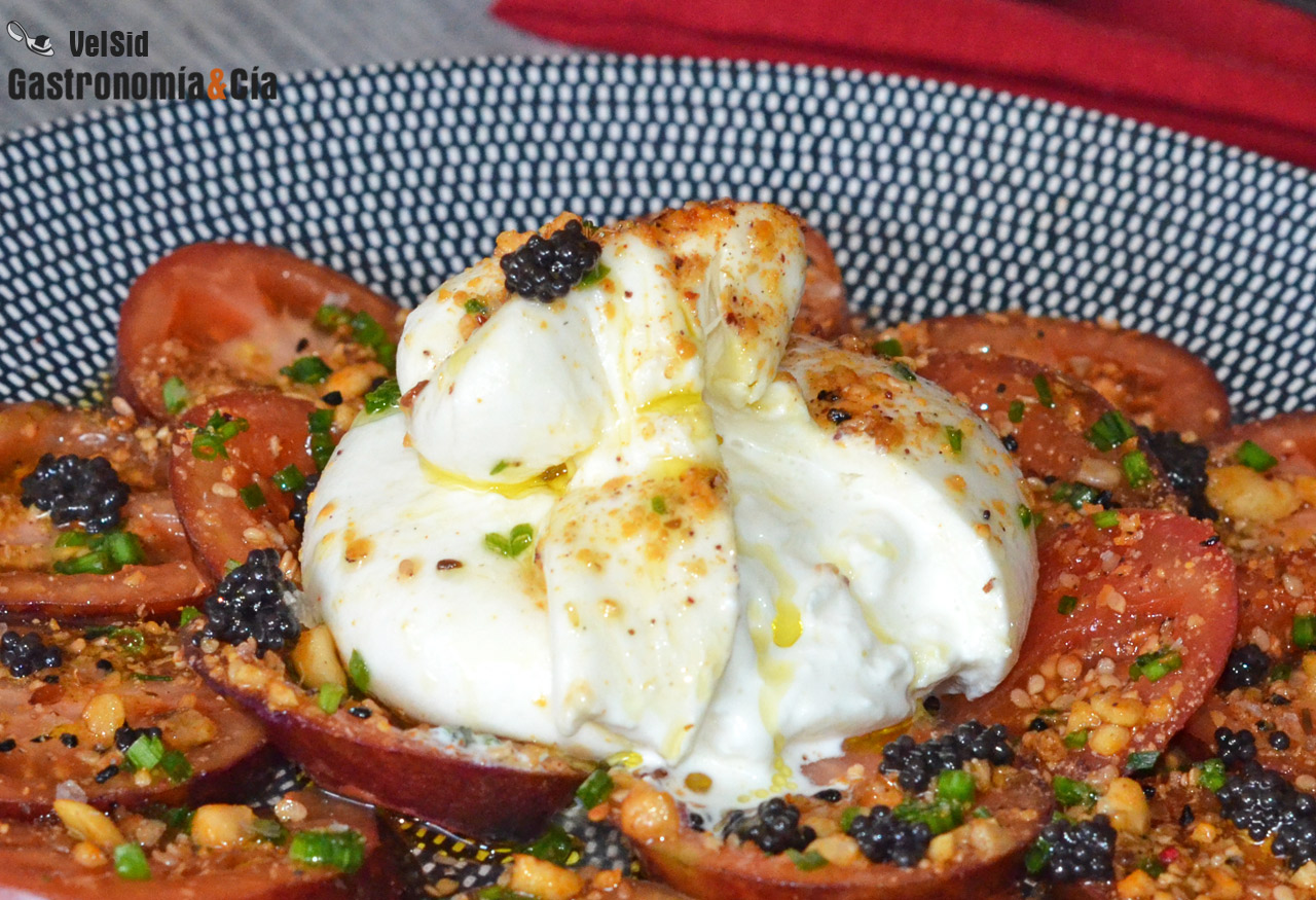 Ensalada de tomate, burrata, huevas de arenque y dukkah