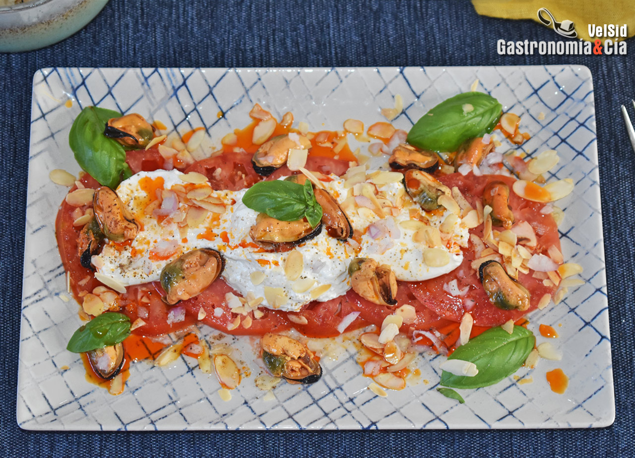 Tomate con burrata y mejillones en escabeche