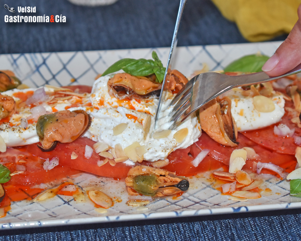 Tomate con burrata y mejillones en escabeche