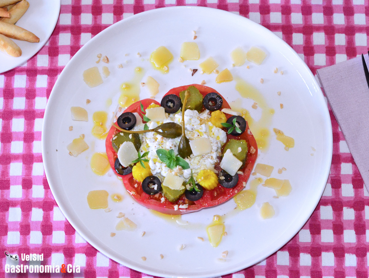 Tomate con queso cottage y encurtidos