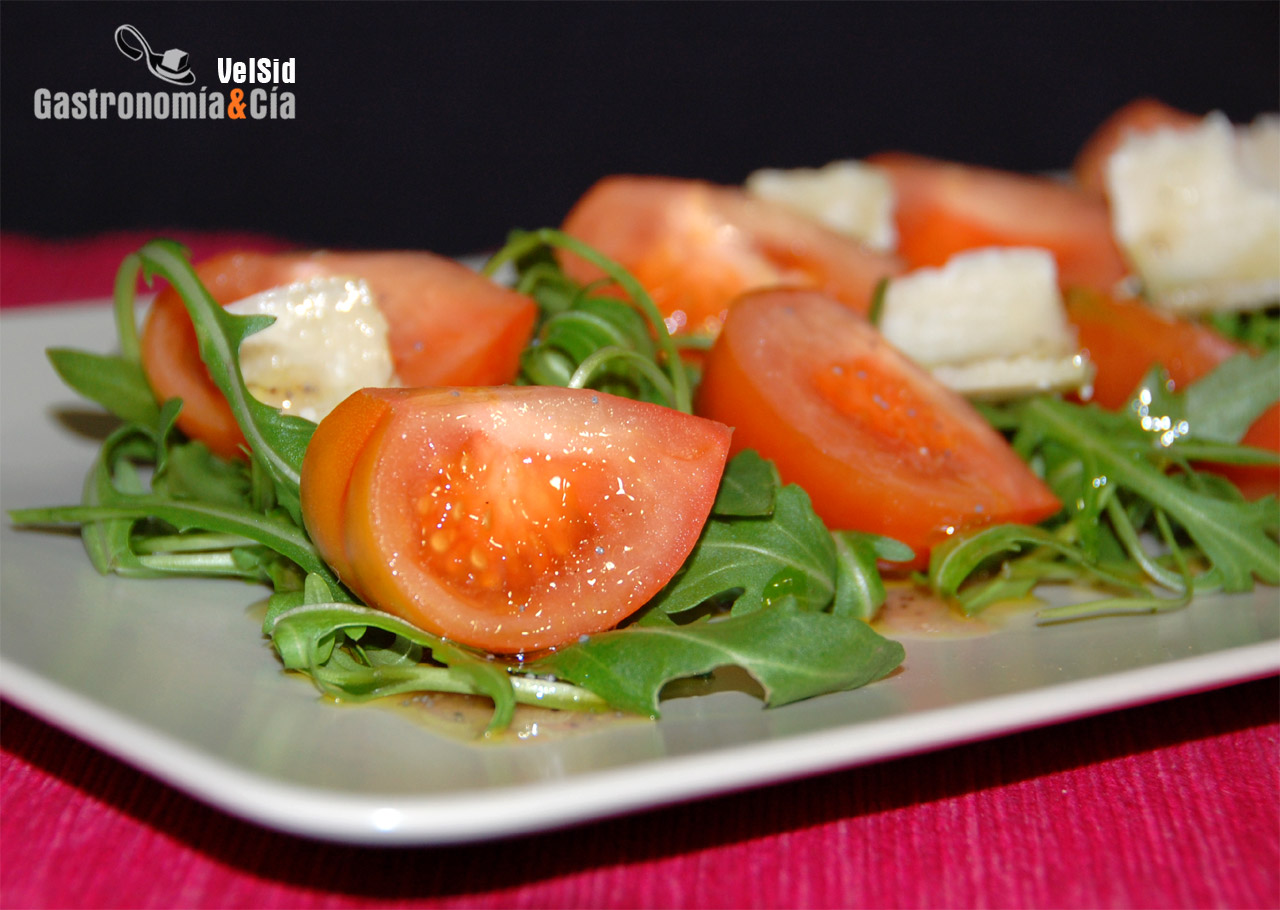 Ensalada de tomate Raf con vinagreta de violetas
