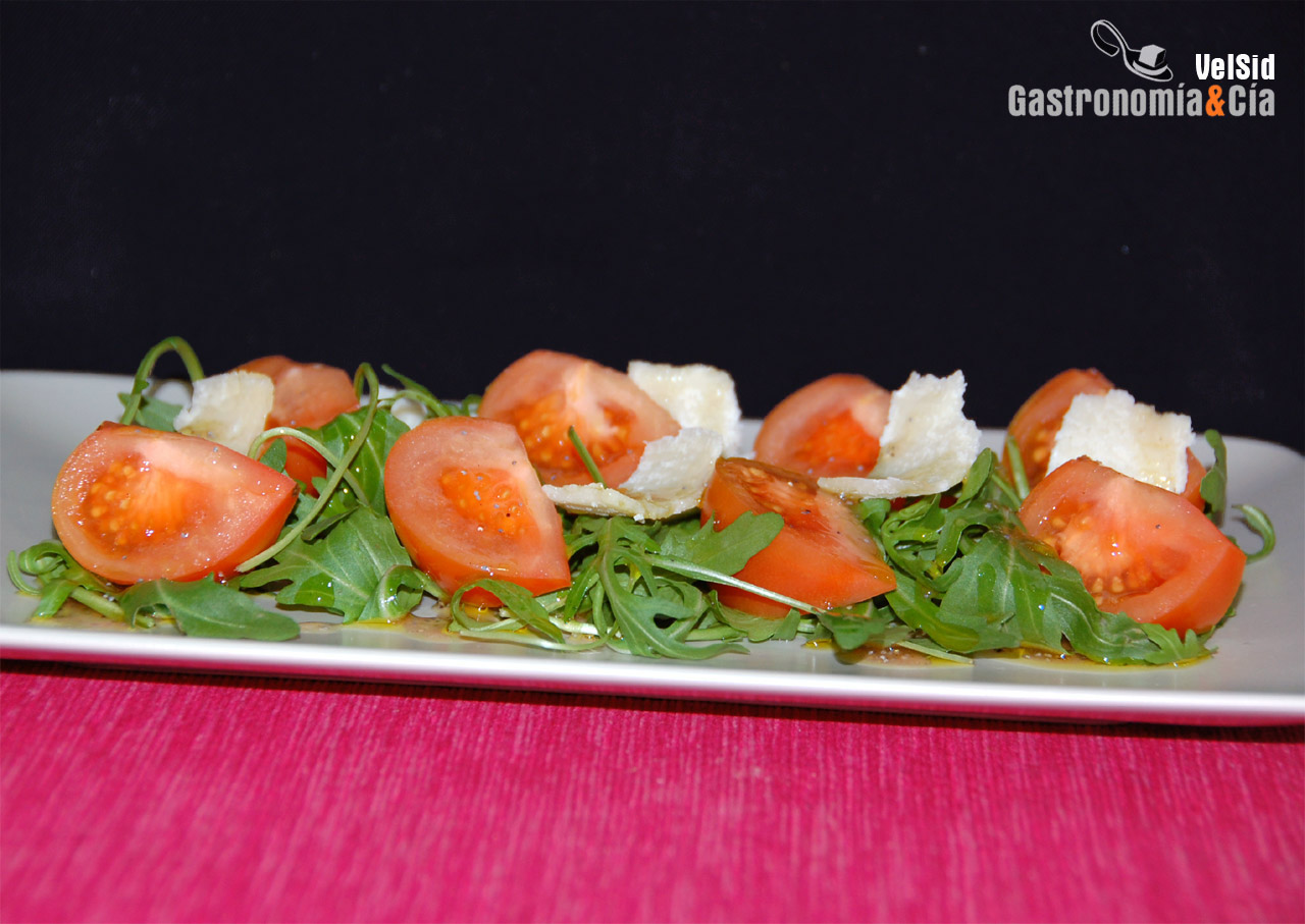 Ensalada de tomate Raf con vinagreta de violetas