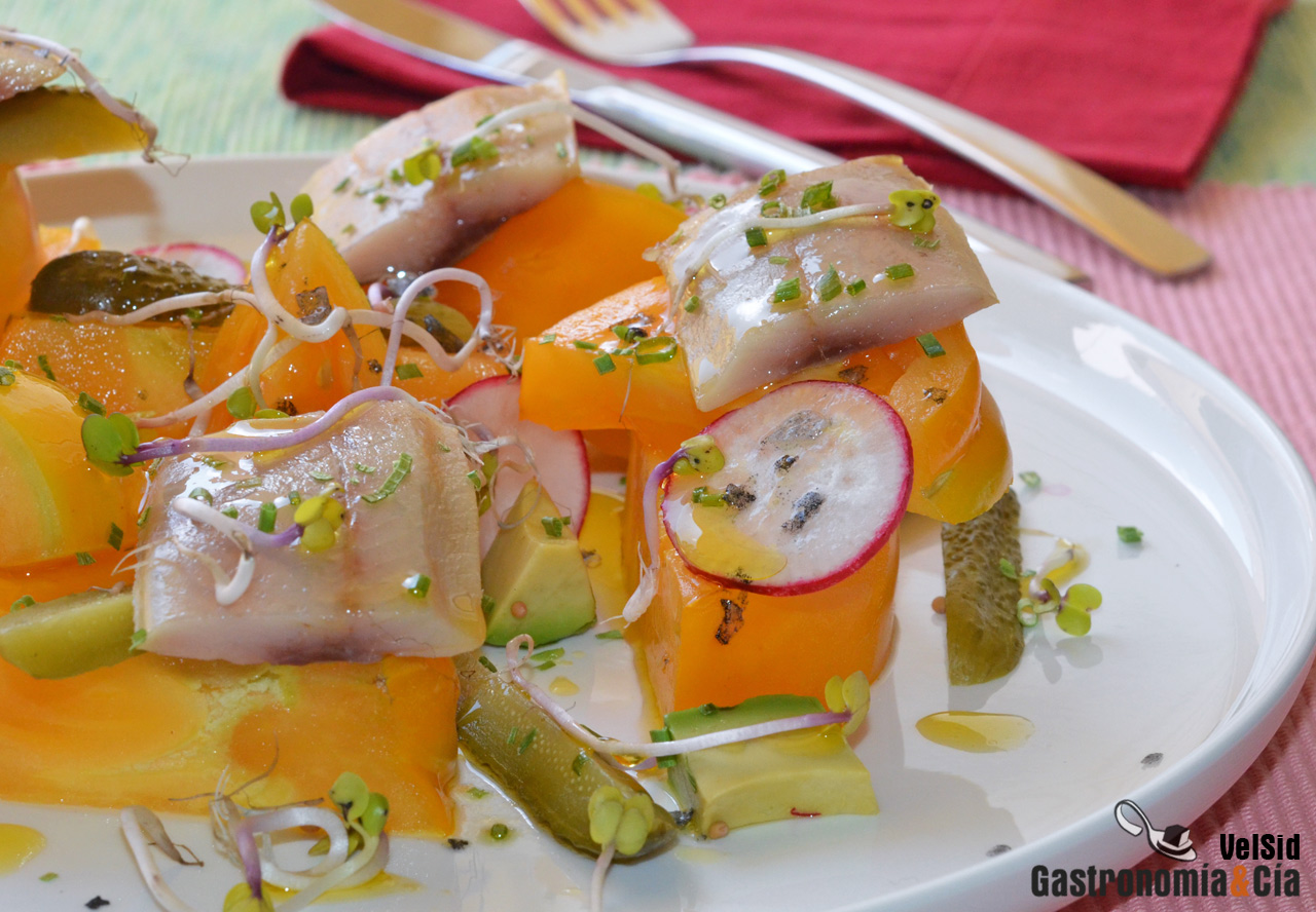 Ensalada de tomate amarillo con arenque ahumado y pepin