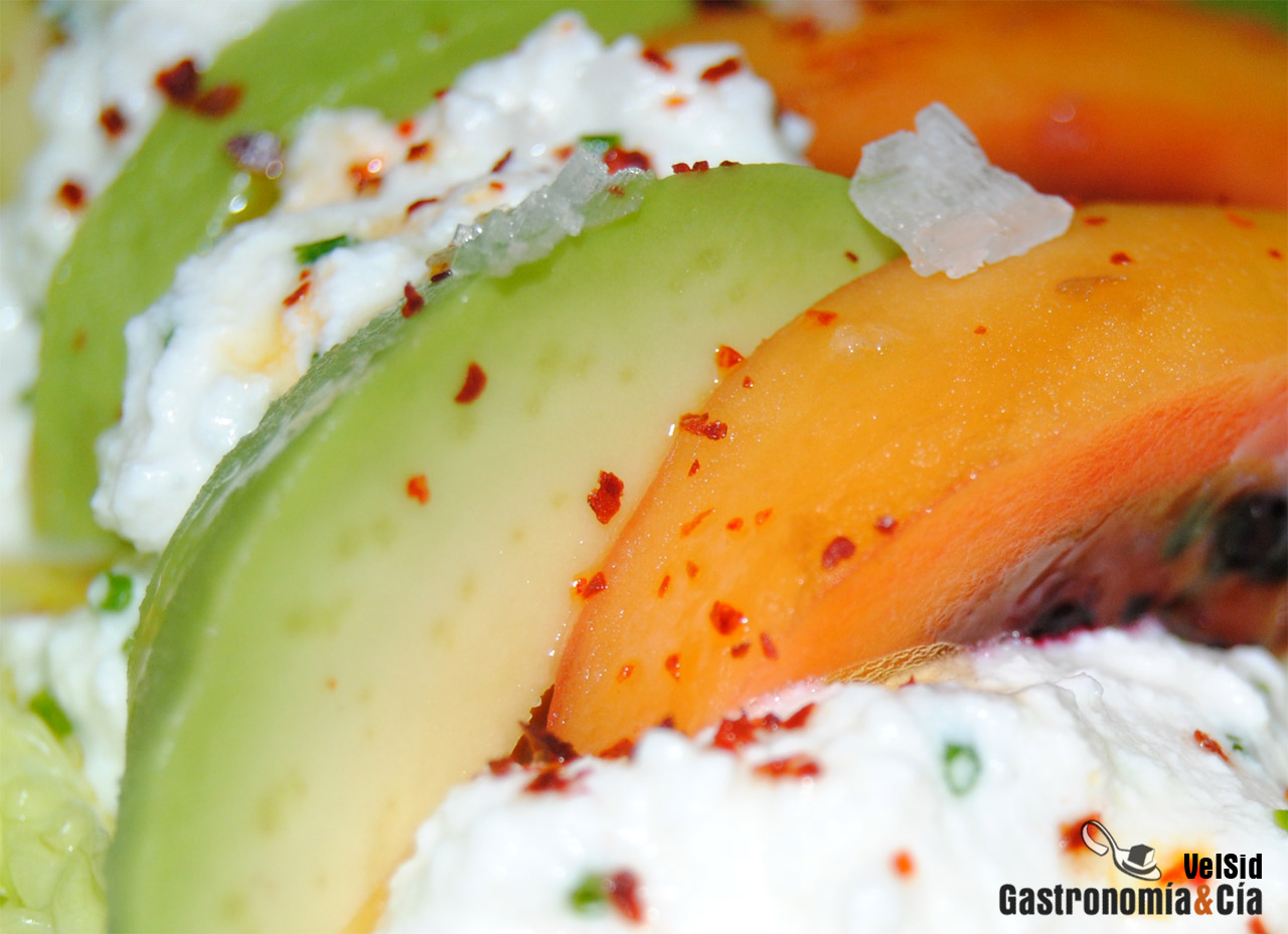 Ensalada de tomate de árbol, aguacate y requesón