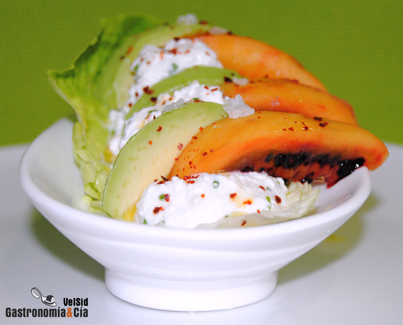 Ensalada de tomate de árbol, aguacate y requesón