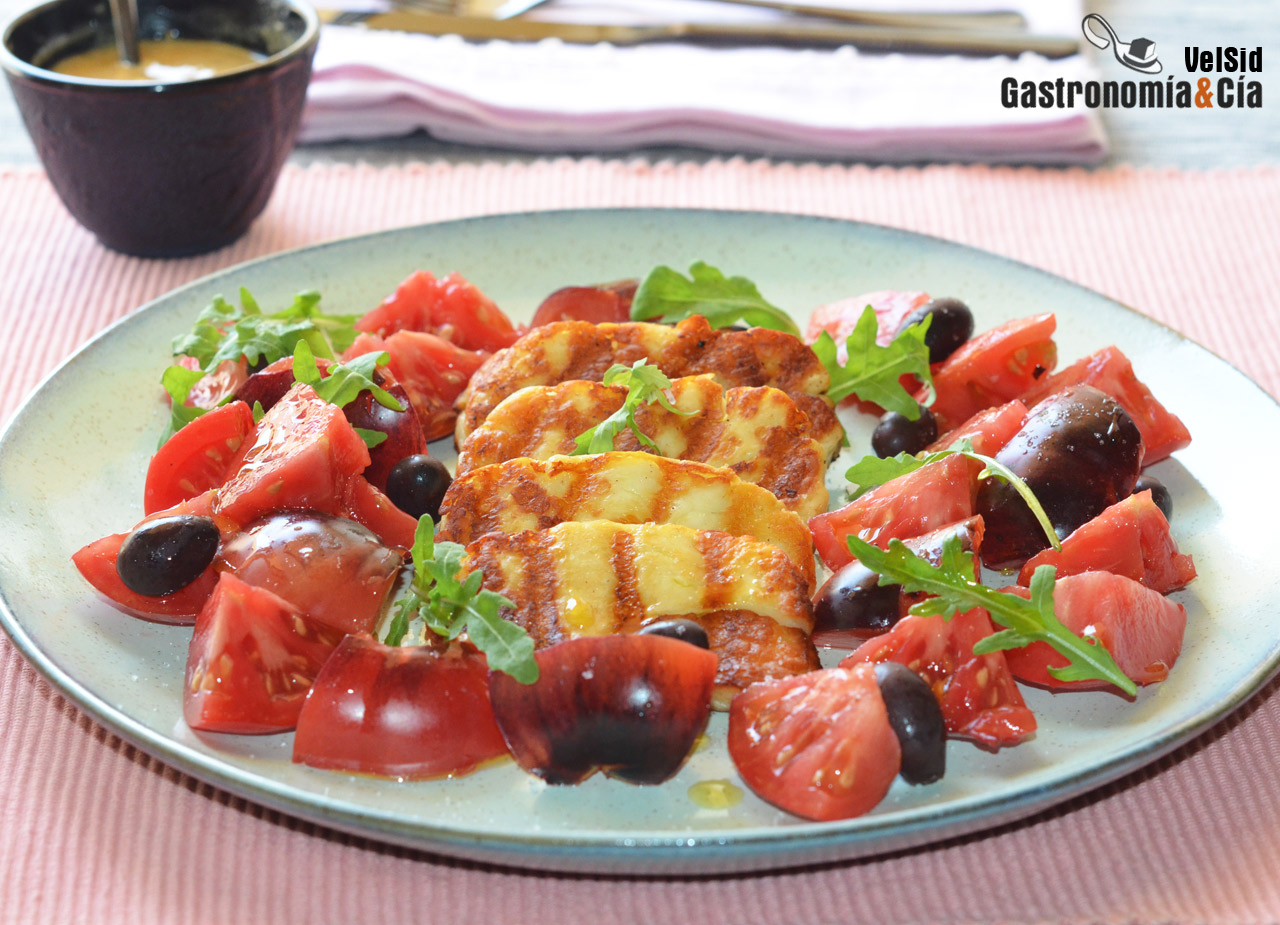 Ensalada de tomate azul, halloumi a la parrilla y vinag