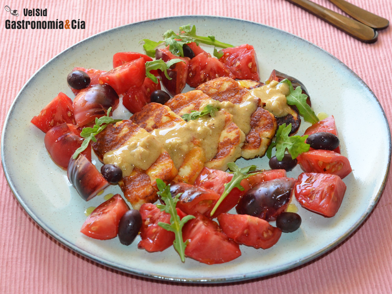 Ensalada de tomate azul, halloumi a la parrilla y vinag