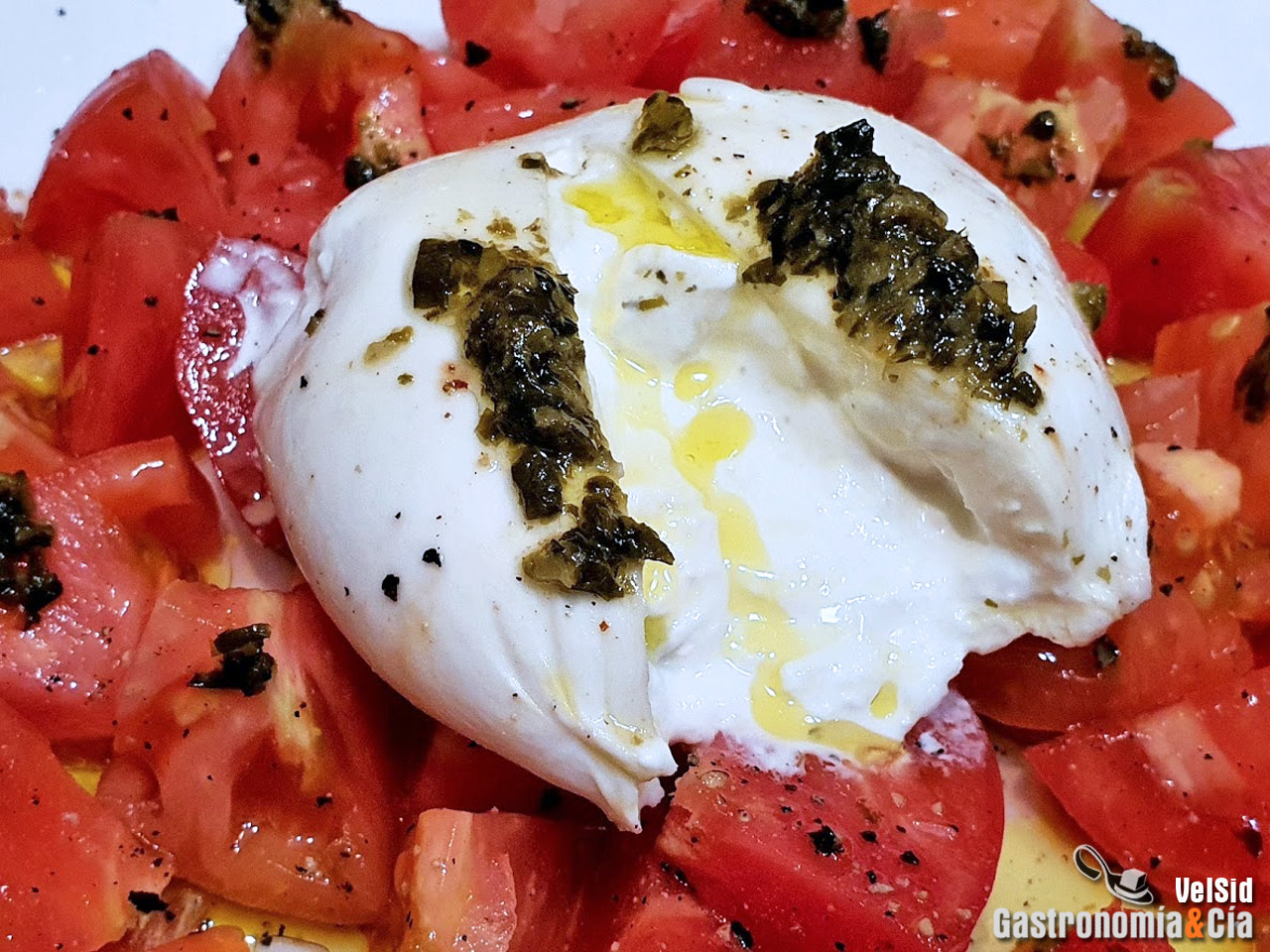 Ensalada de tomate rosa con burrata y tartar de algas