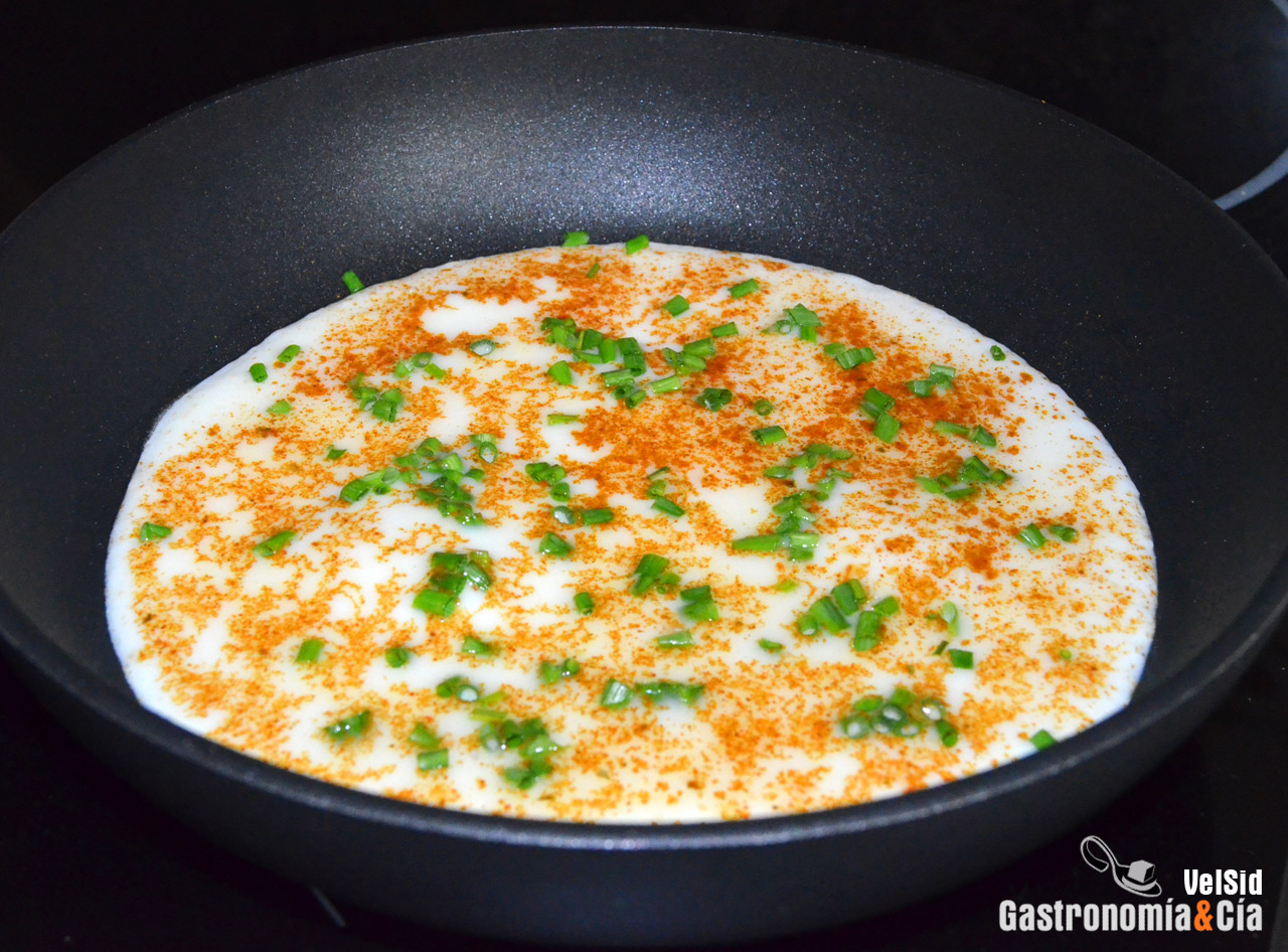 Tortilla de claras con jamón de pavo y canónigos