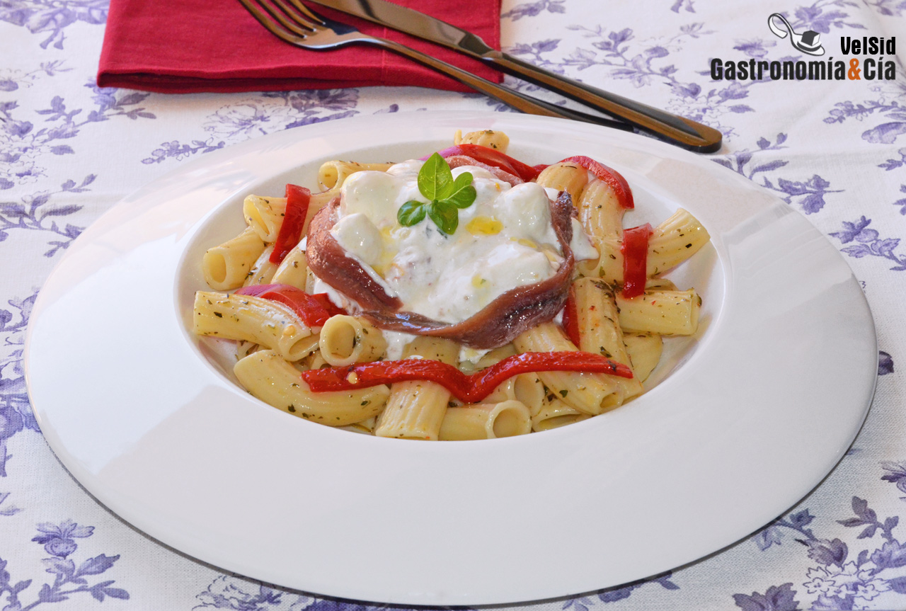 Tortiglioni con mozzarella marinada y anchoas