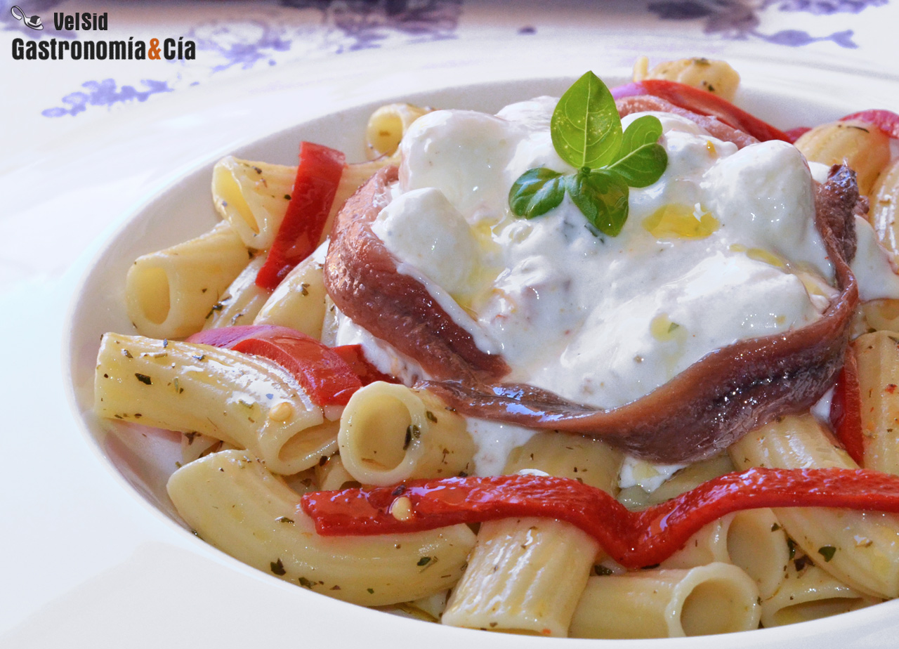 Tortiglioni con mozzarella marinada y anchoas