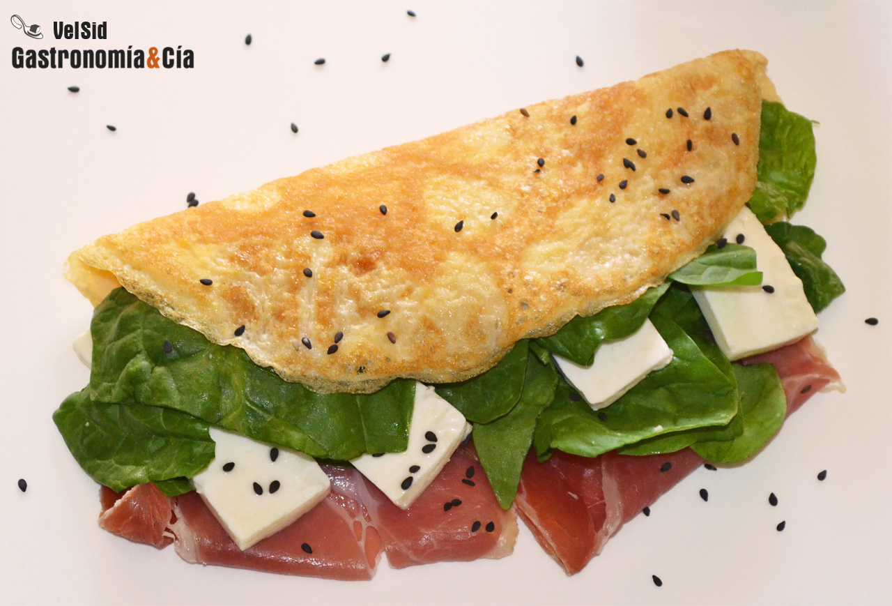 Tortilla rellena de espinacas, jamón y queso fresco