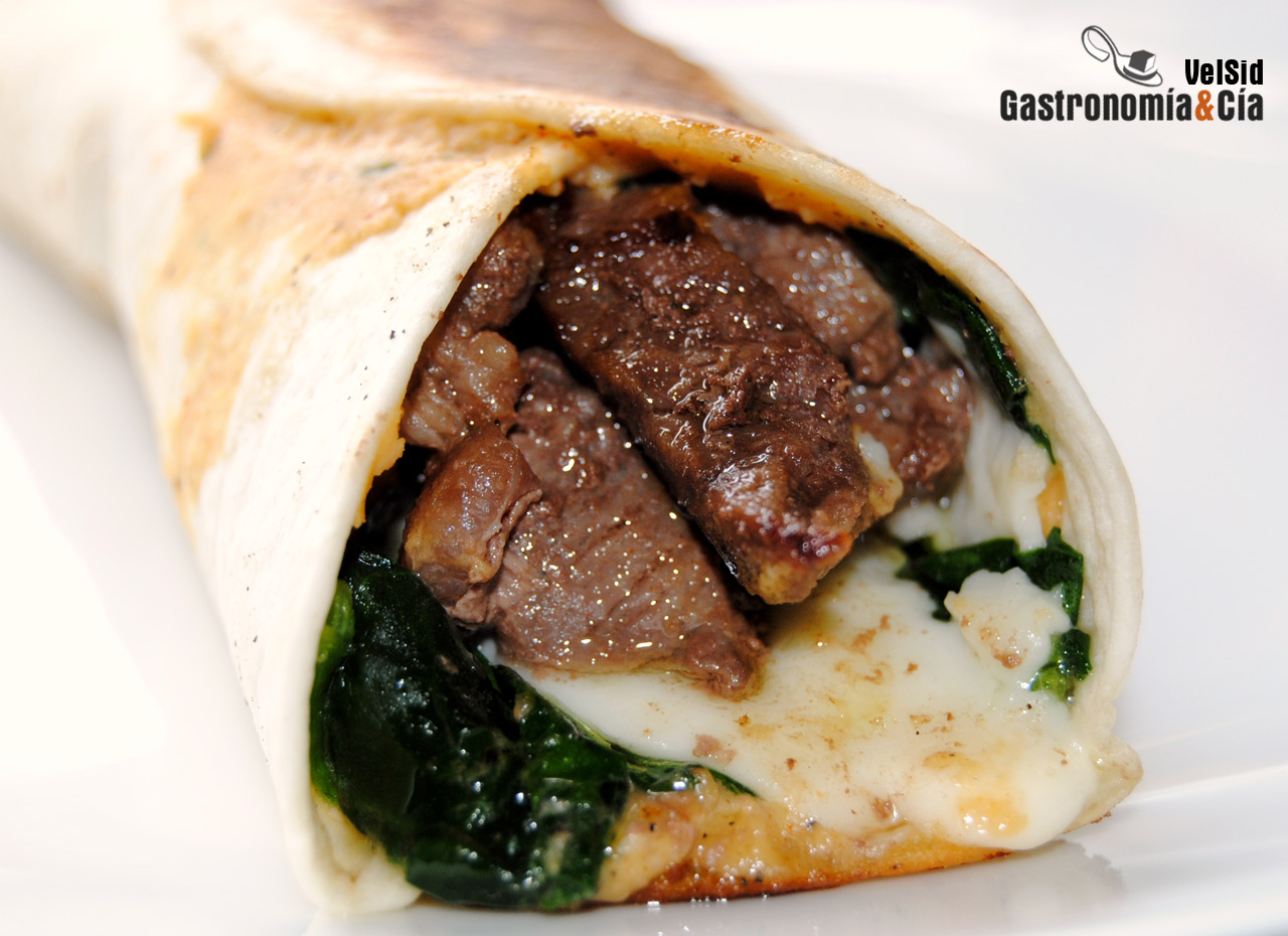 Tortillas rellenas de hummus, espinacas y ternera
