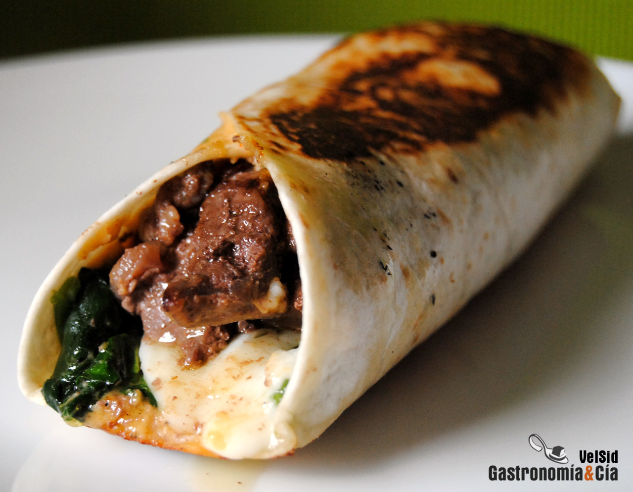 Tortillas rellenas de hummus, espinacas y ternera