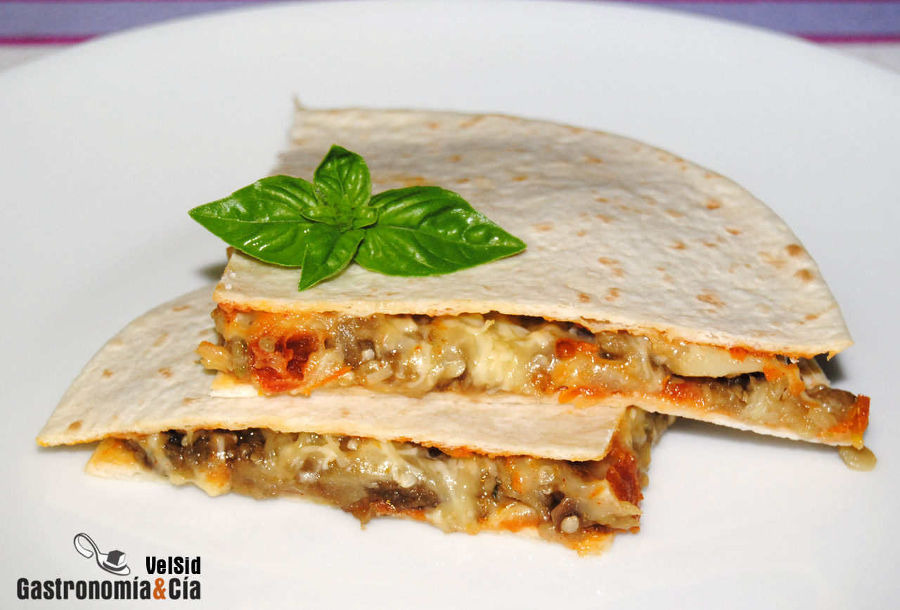 Tortilla rellena de berenjena, queso y mojo de tomate y