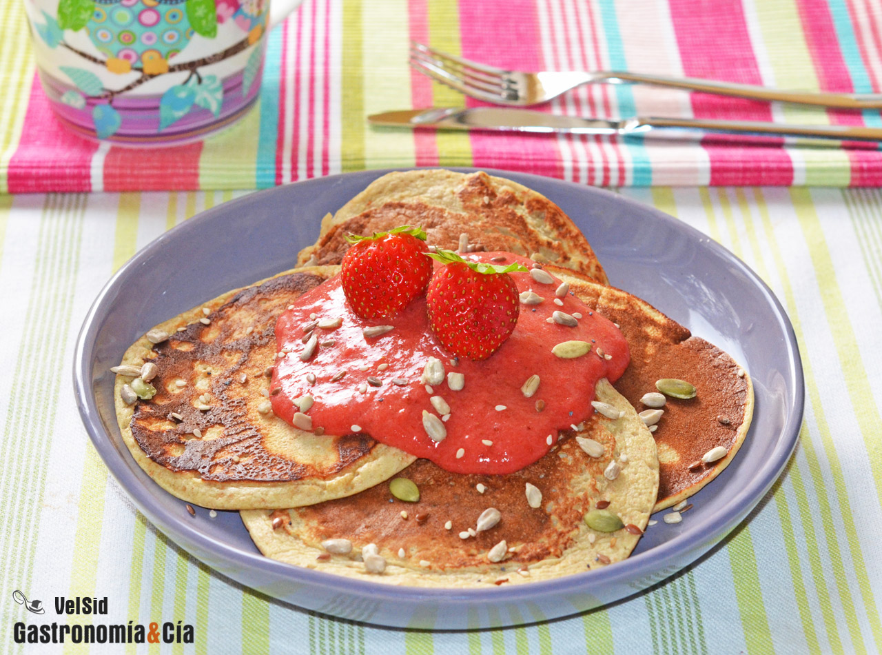 Tortitas de espelta con coulis de fresas