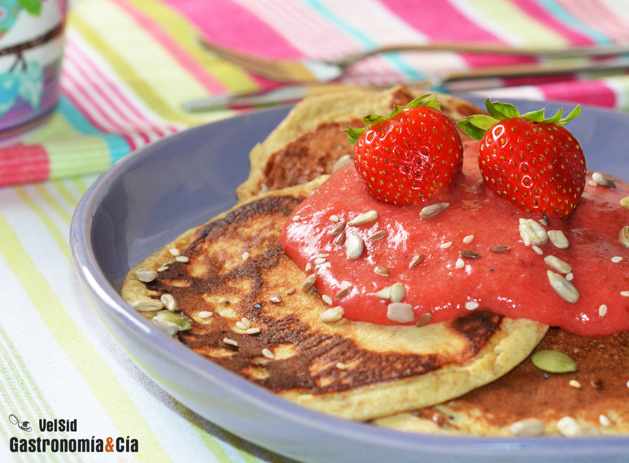 Tortitas de espelta con coulis de fresas