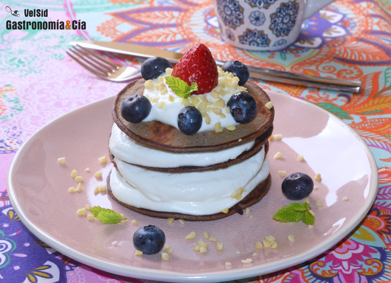 Tortitas de avena y açai con queso fresco y almendras