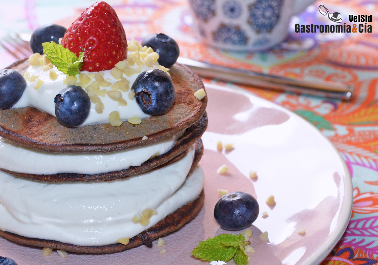 Tortitas de avena y açai con queso fresco y almendras