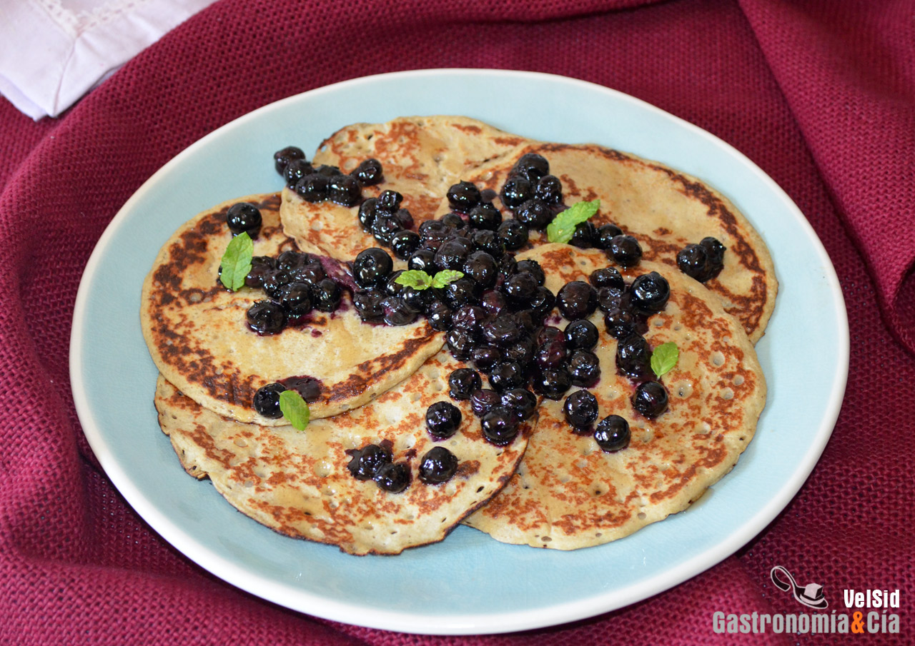 Tortitas de avena, plátano y yogur con arándanos saltea