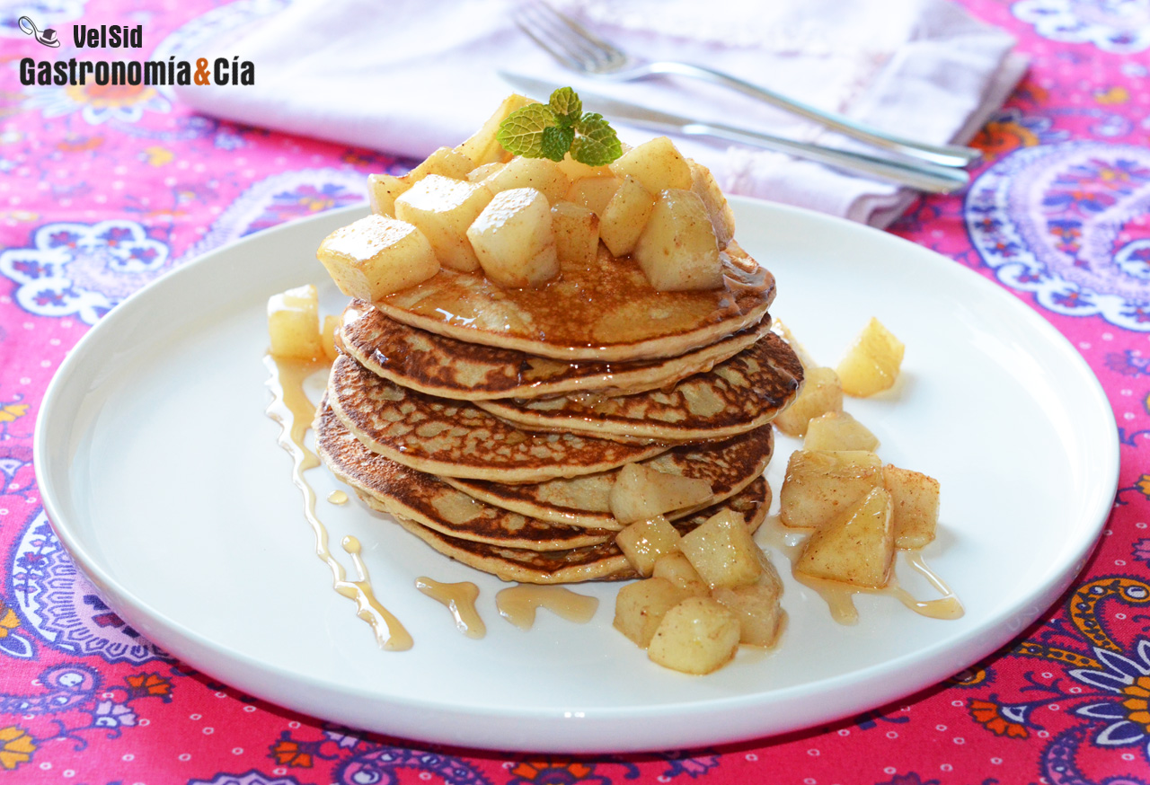 Tortitas de avena y yogur con pera y canela, un rico de