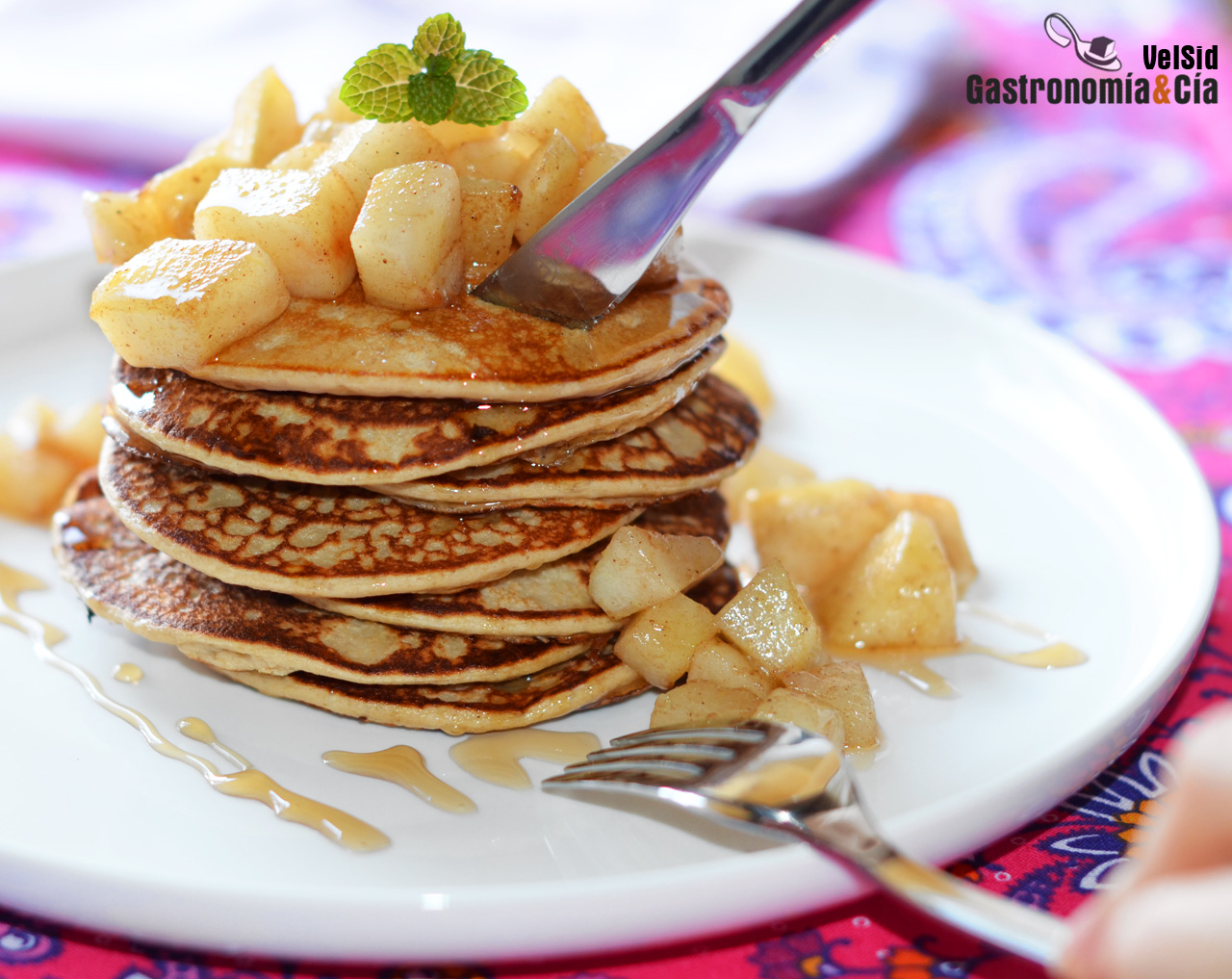 Tortitas de avena y yogur con pera y canela, un rico de