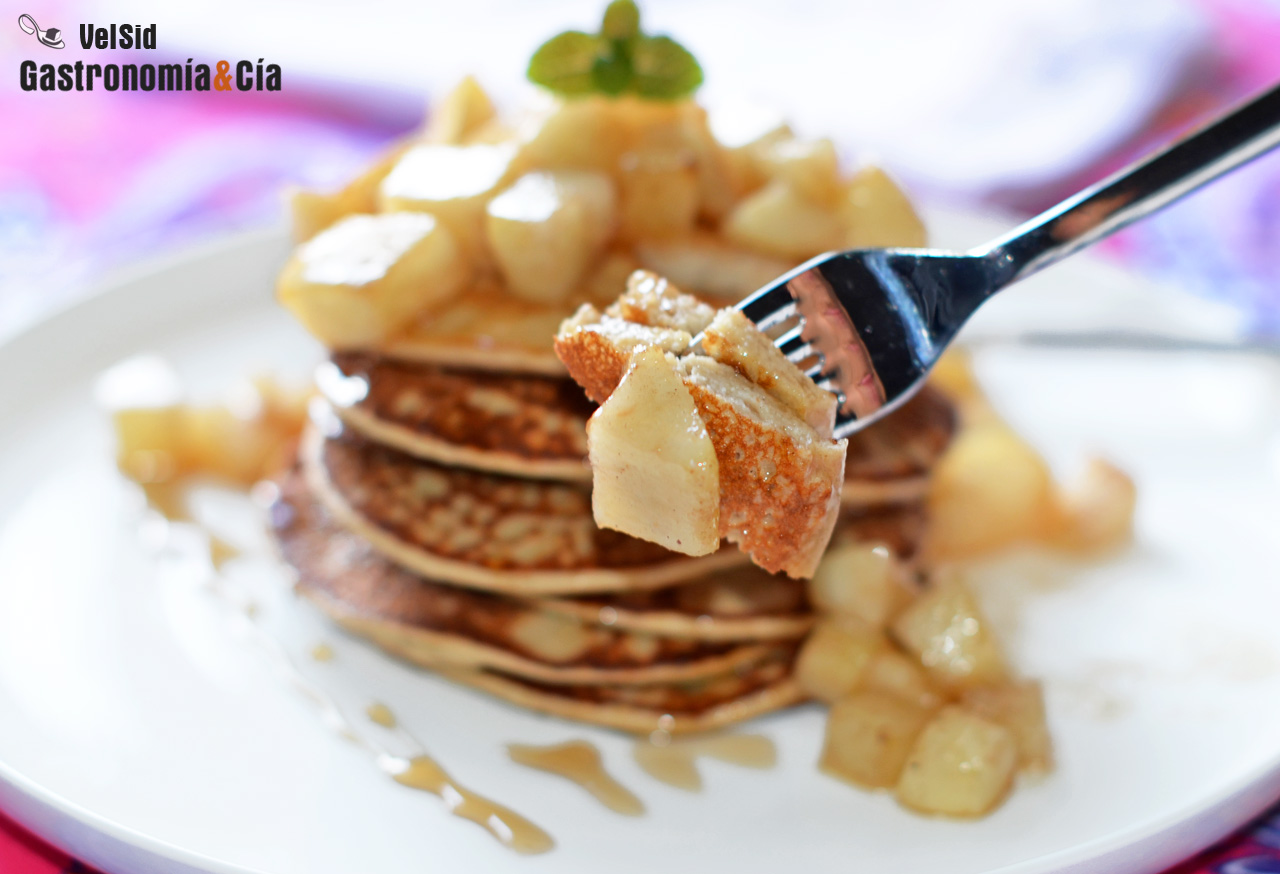 Tortitas de avena y yogur con pera y canela, un rico de