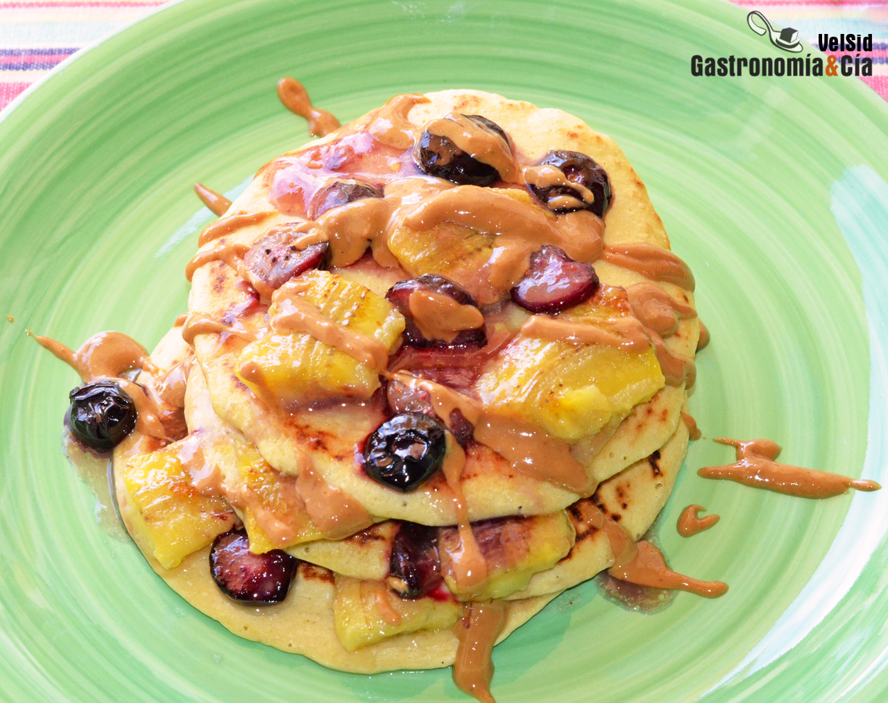Tortitas de garbanzo con plátano, arándanos y crema de 