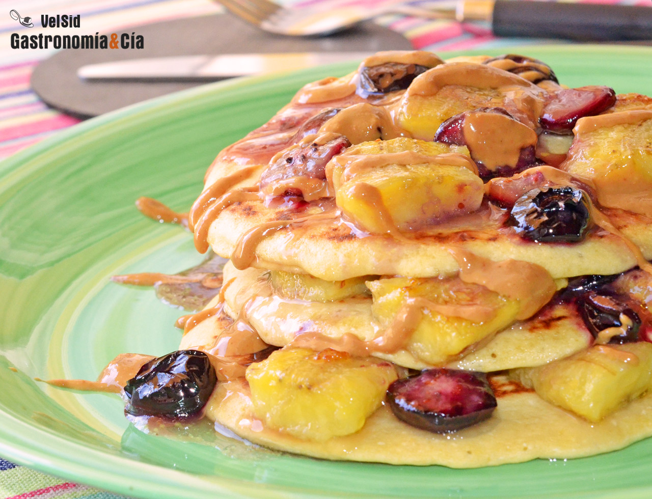 Tortitas de garbanzo con plátano, arándanos y crema de 