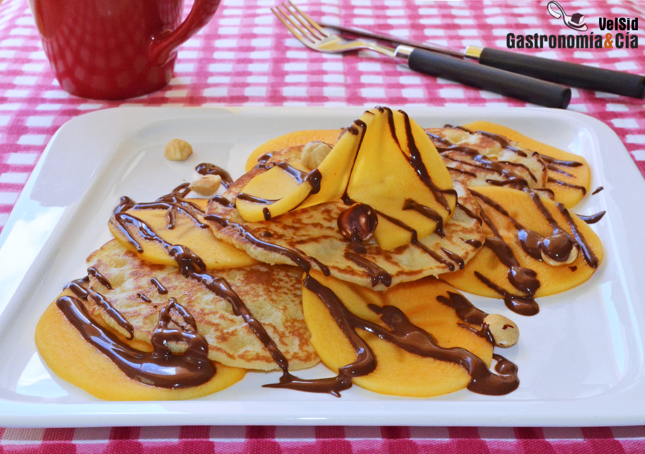 Tortitas de avena con kaki persimon y sirope de chocola